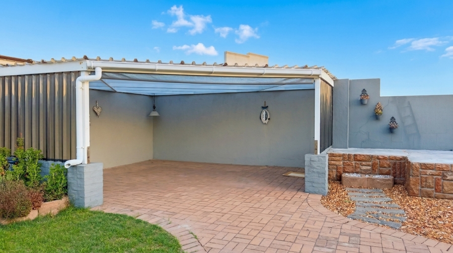 To Let 4 Bedroom Property for Rent in Oceanview Heights Western Cape